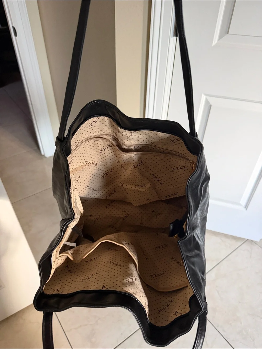 Classic Black Women's Shoulder Bag - Unbranded